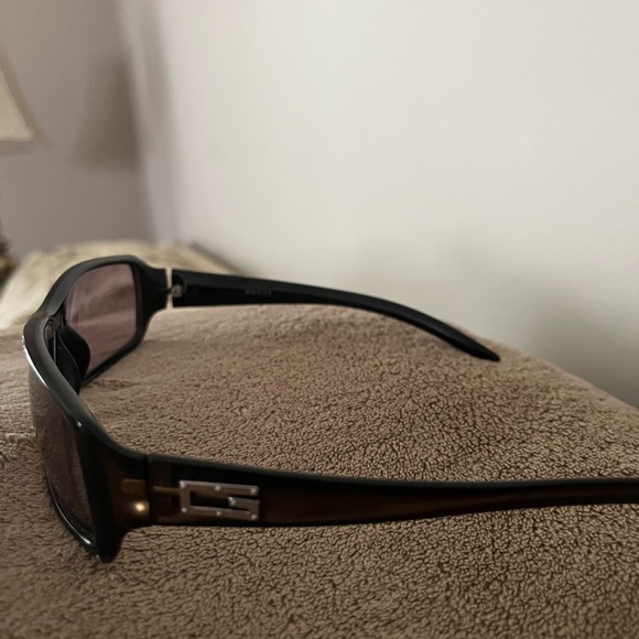 Authentic Gucci sunglasses. Perfect condition without any scratches or marks. - Picture 2 of 4